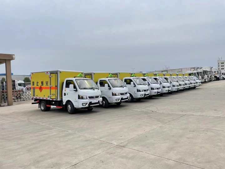 東風途逸2噸藍牌炸藥車