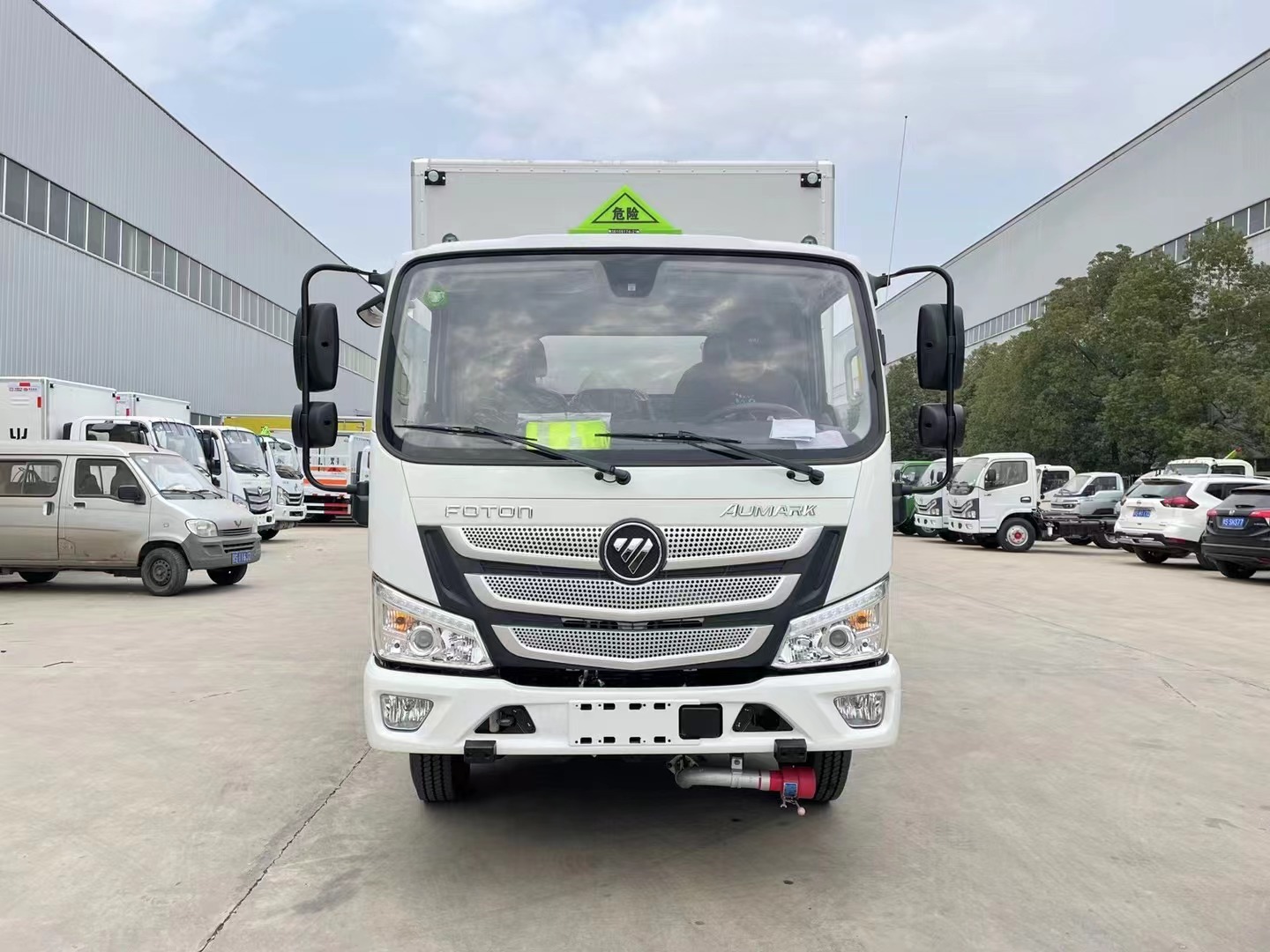 福田歐馬可寬體藍(lán)牌4.1米爆破器材運(yùn)輸車