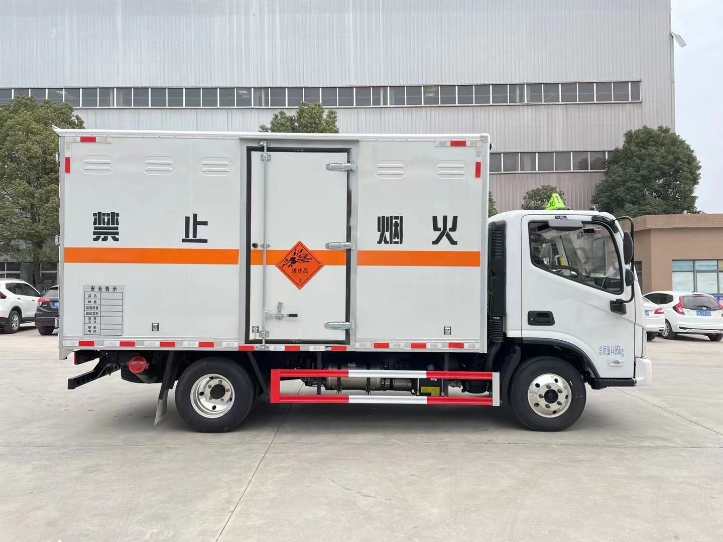 福田歐馬可寬體藍(lán)牌4.1米爆破器材運(yùn)輸車