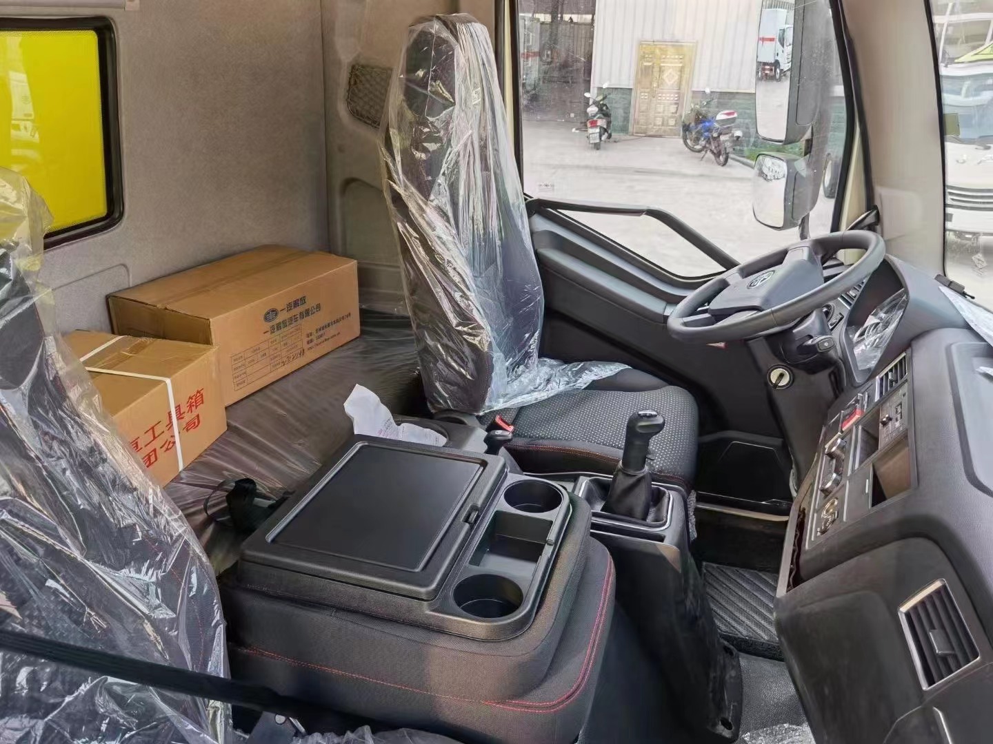 解放7.6米爆破器材運輸車