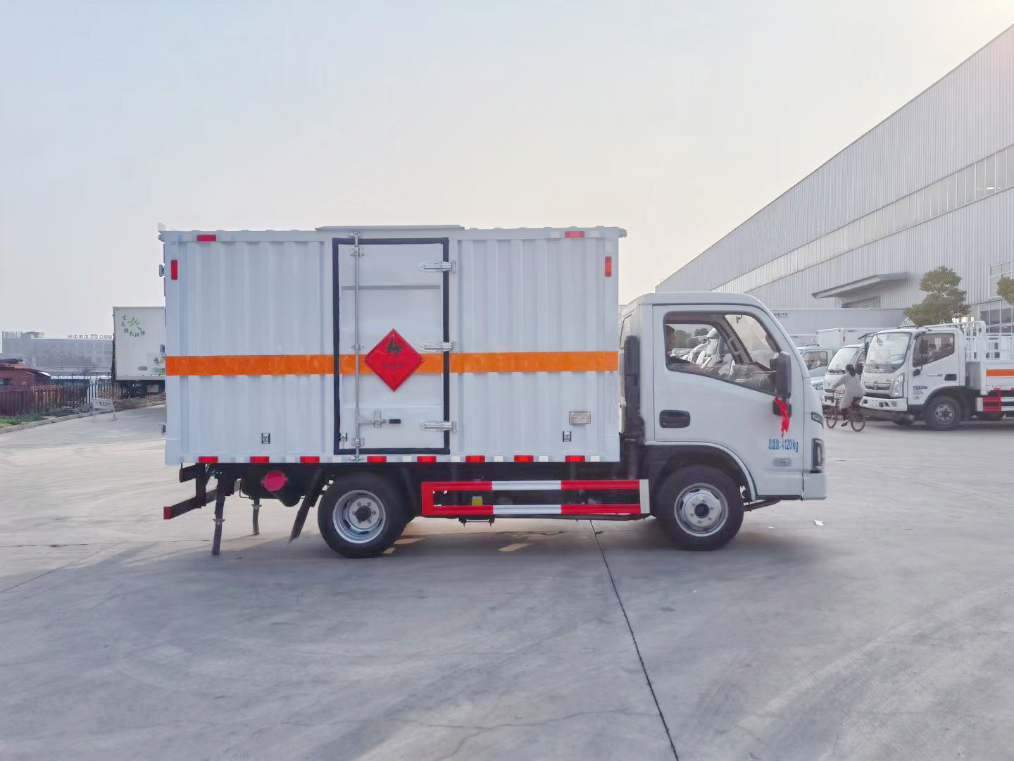 躍進(jìn)S80柴油版3.4米易燃?xì)怏w廂式運(yùn)輸車(chē)