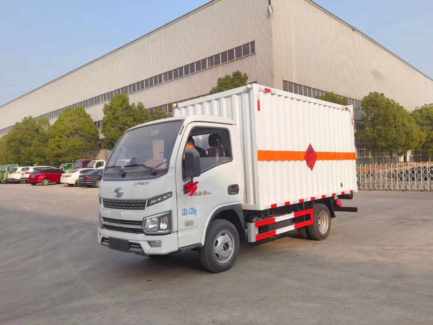 躍進(jìn)S80柴油版3.4米易燃?xì)怏w廂式運(yùn)輸車(chē)