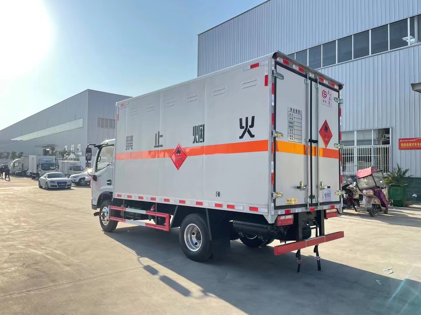 東風多利卡4.1米易燃氣體廂式車