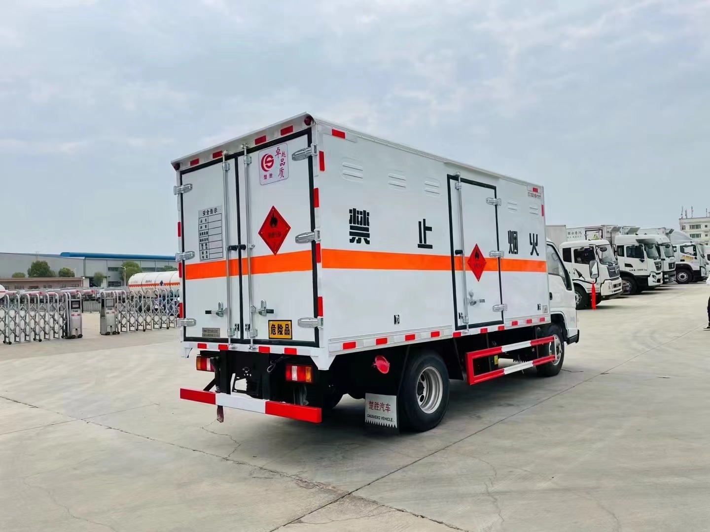 江鈴順達藍牌4.2米易燃氣體廂式運輸車