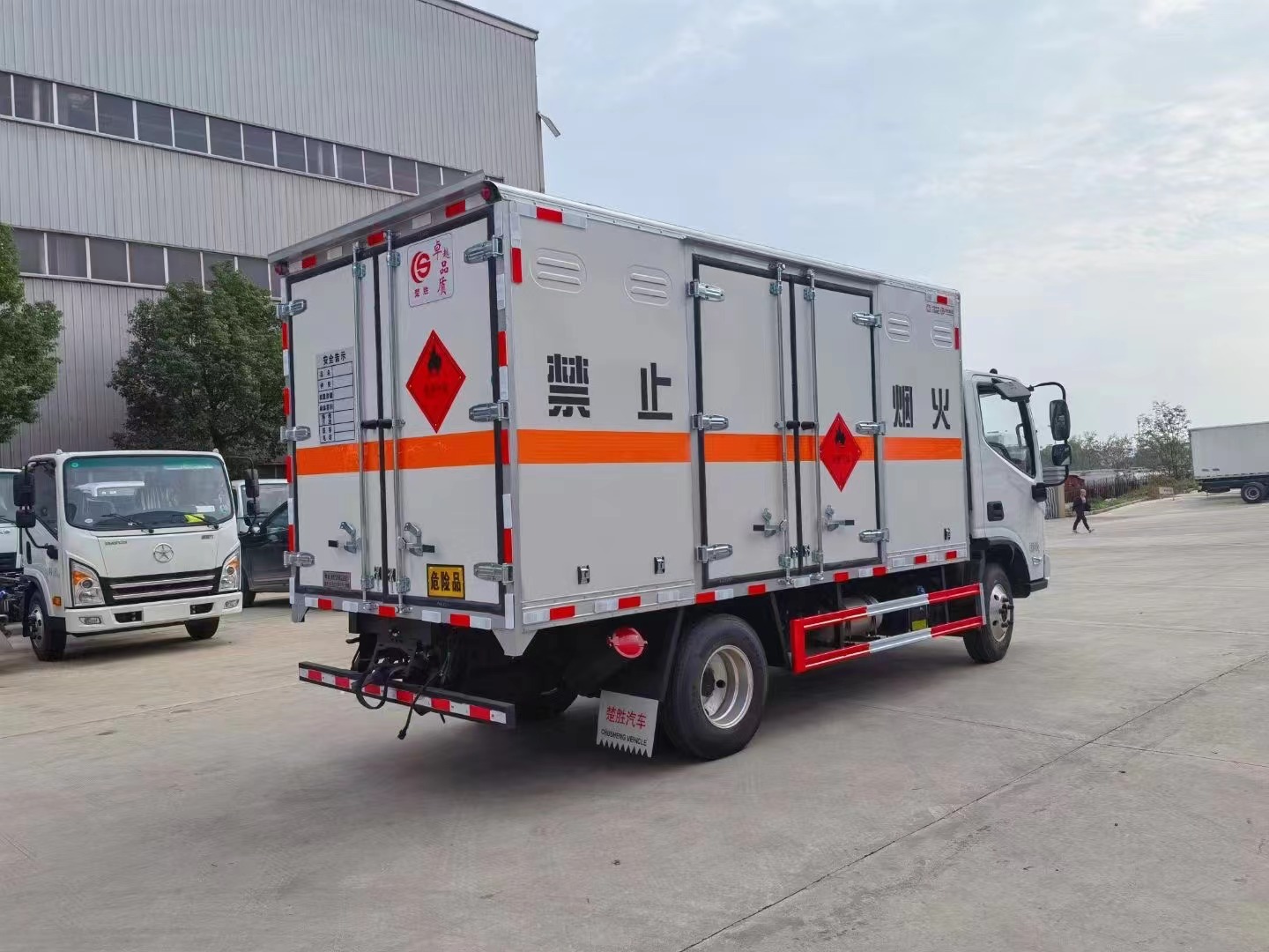 福田歐馬可寬體藍(lán)牌4.1米易燃?xì)怏w廂式運(yùn)輸車