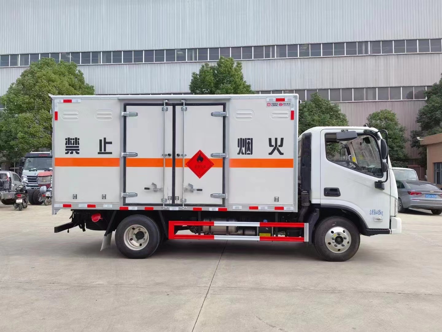 福田歐馬可寬體藍(lán)牌4.1米易燃?xì)怏w廂式運(yùn)輸車