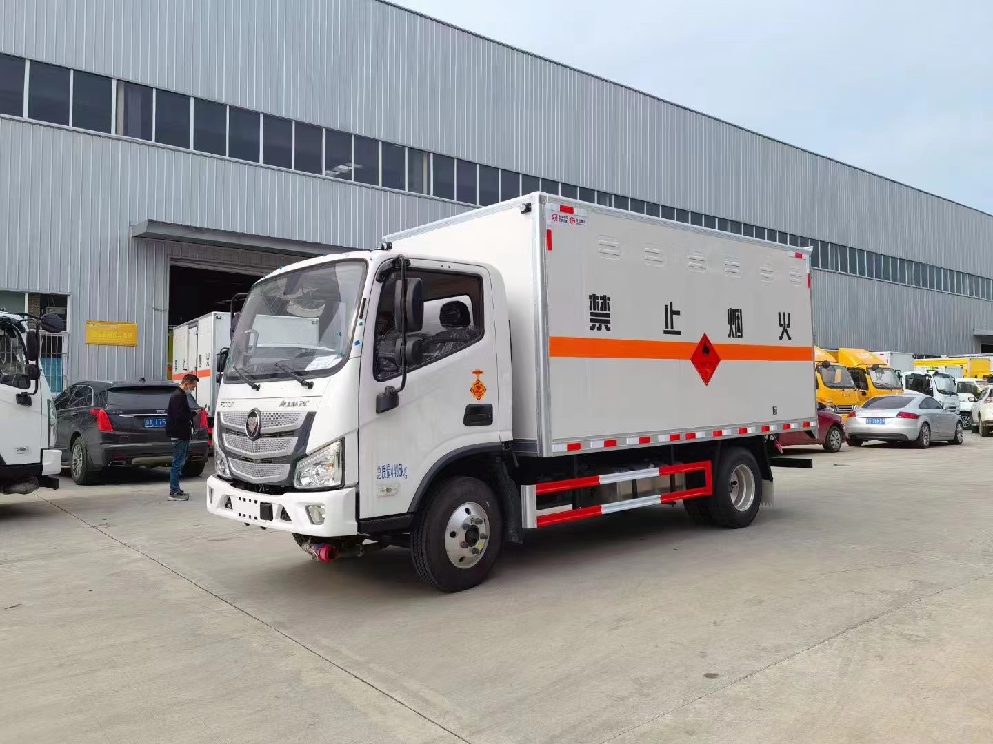 福田歐馬可寬體藍(lán)牌4.1米易燃?xì)怏w廂式運(yùn)輸車