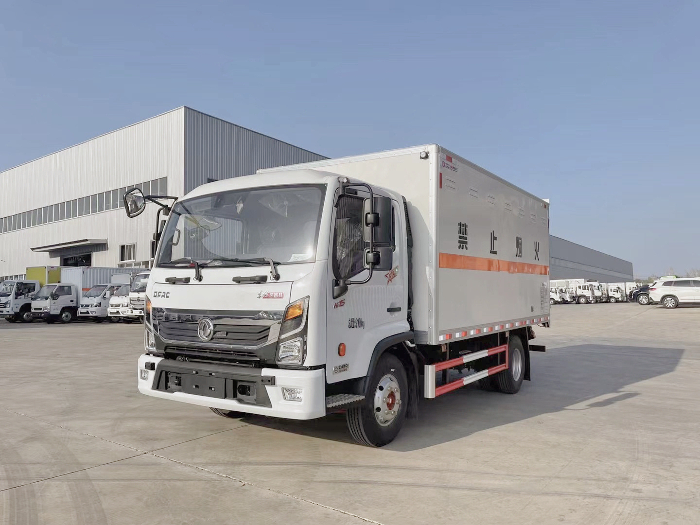 東風(fēng)凱普特4.3米危險(xiǎn)品廂式運(yùn)輸車