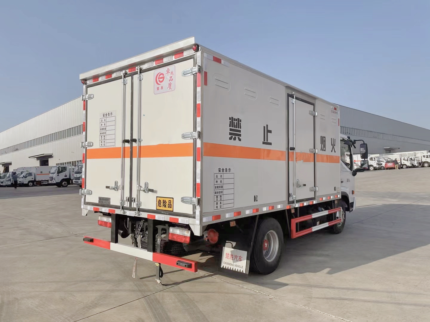 東風(fēng)凱普特4.3米危險(xiǎn)品廂式運(yùn)輸車