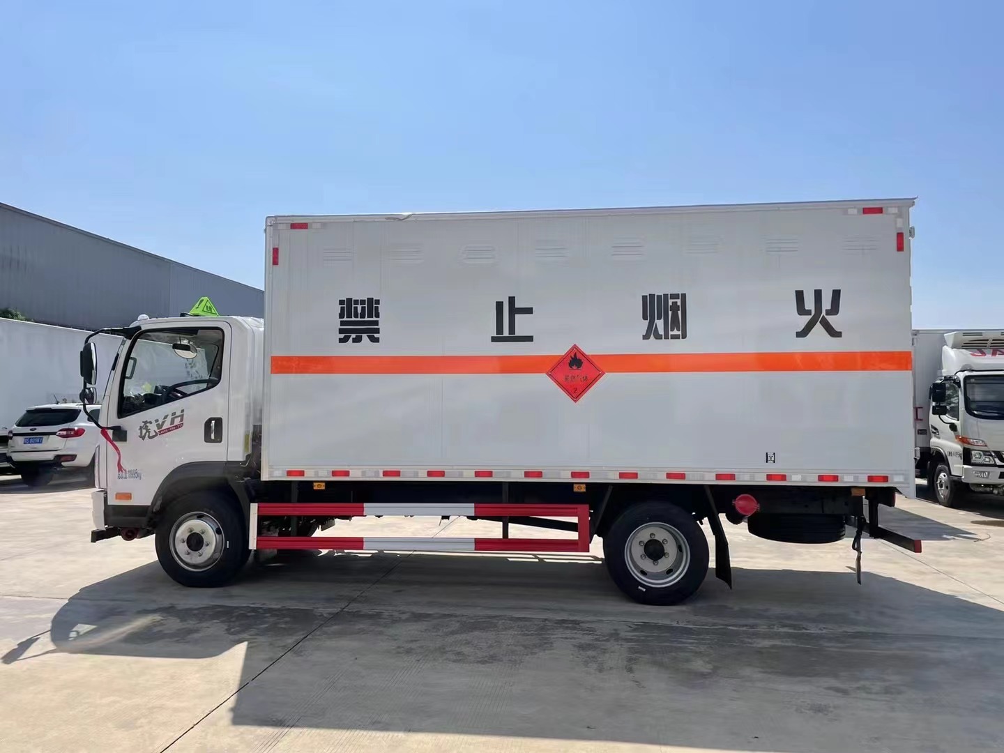 解放5.2米易燃?xì)怏w廂式運(yùn)輸車/液化氣運(yùn)輸車