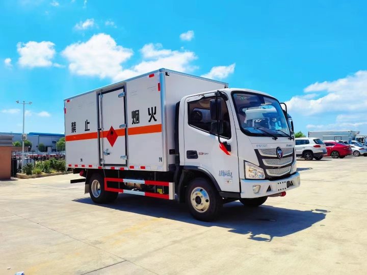 福田歐馬可4.1米易燃液體廂式運輸車