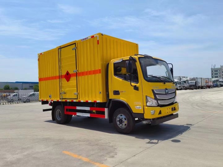 福田歐馬可（4.1米）4.5噸易燃液體廂式運輸車