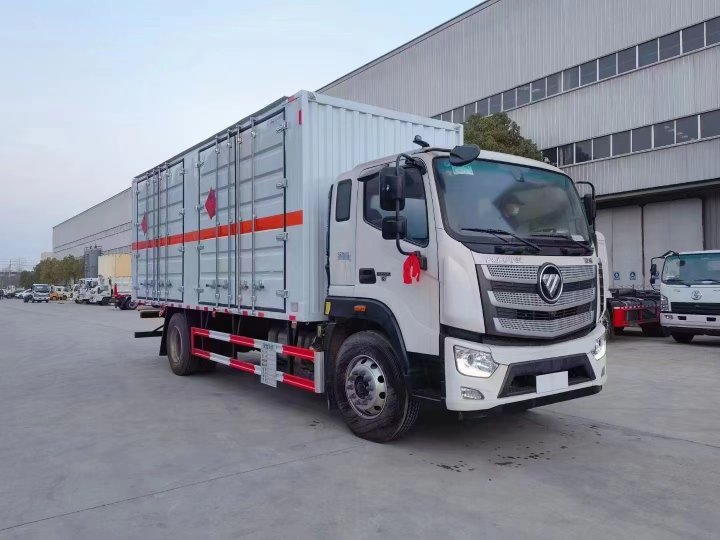 福田歐航6.8米易燃液體廂式運輸