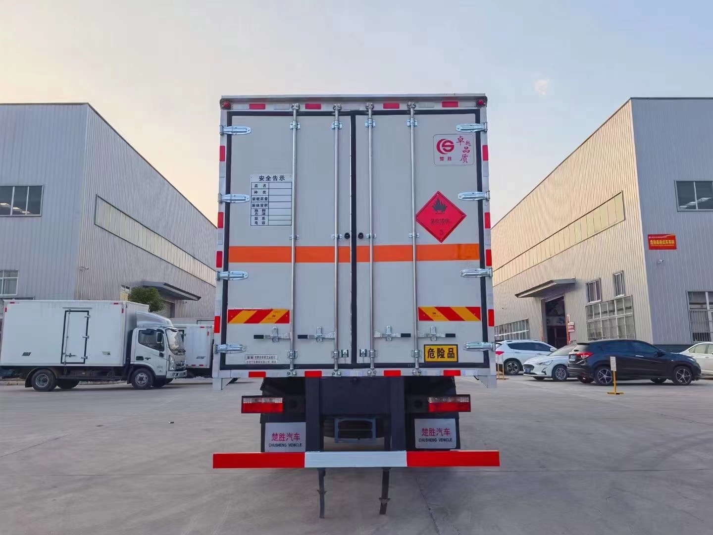 東風(fēng)7米6三類危險(xiǎn)品廂式車