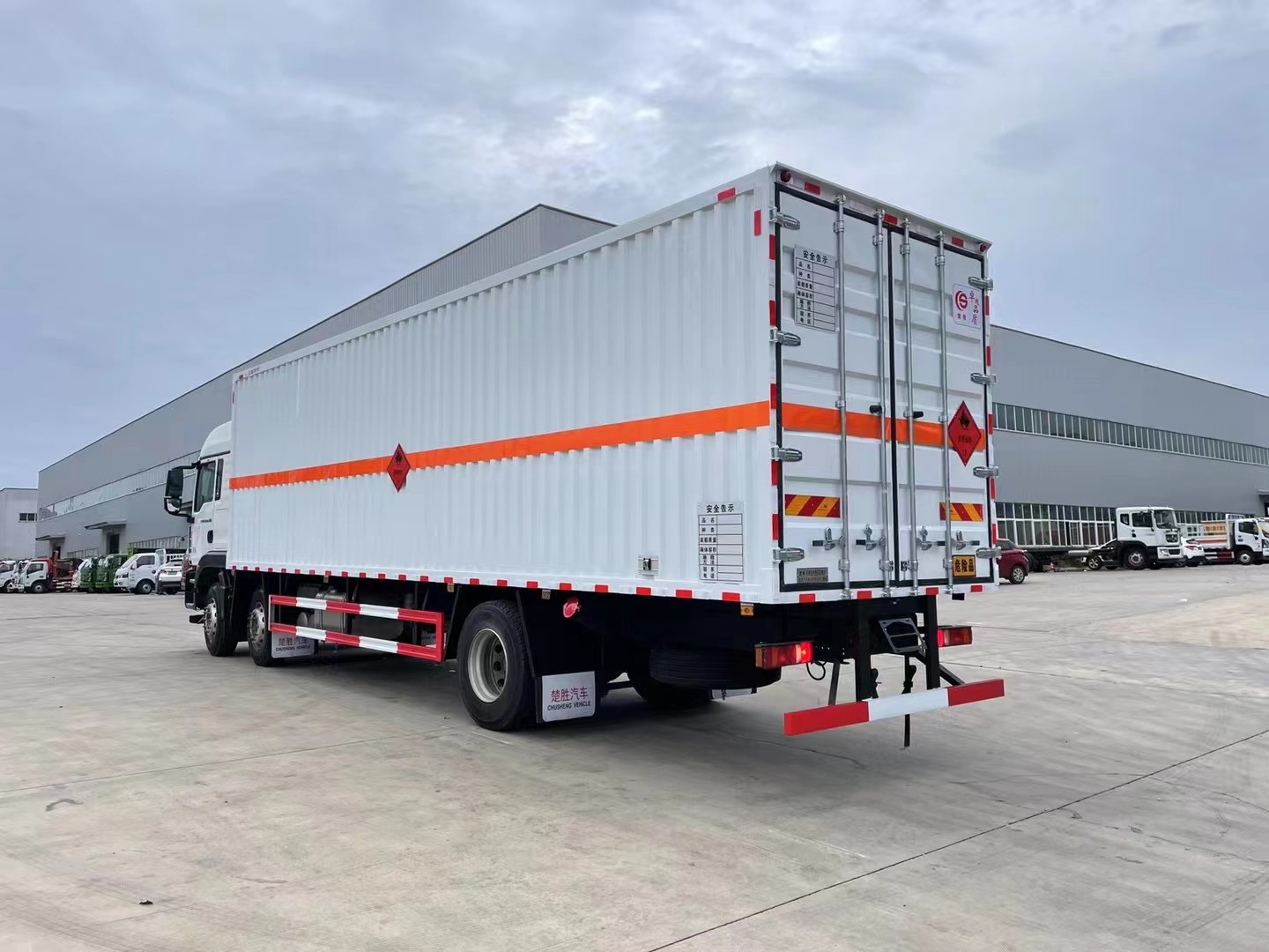 重汽汕德卡9.5米易燃液體廂式運輸車