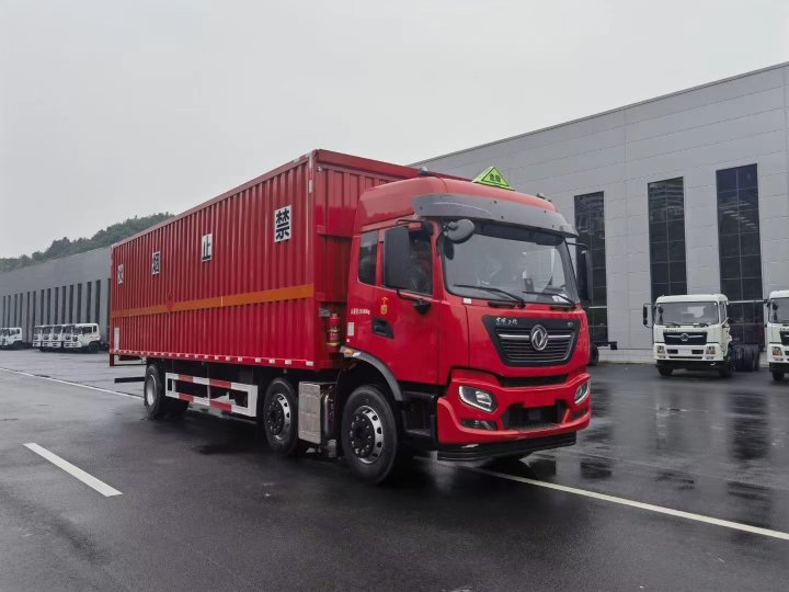 東風天錦小三軸（7.7米/8.6米）液體廂式運輸車