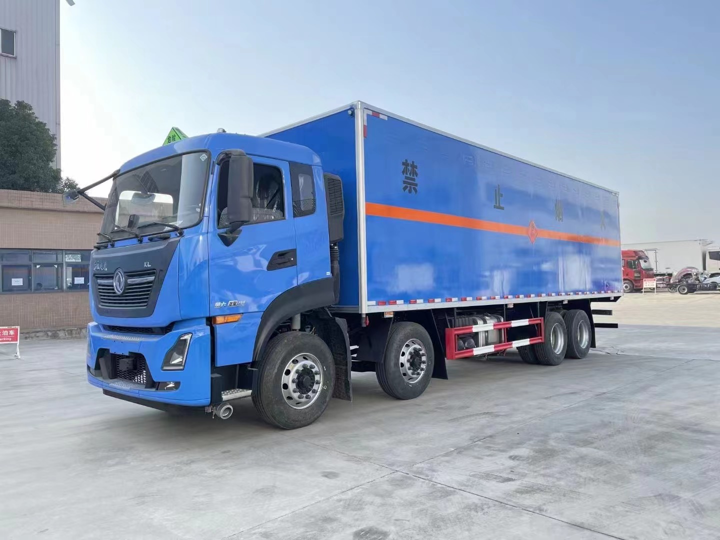 東風天龍9.4米易燃液體廂式車/甲醇廂式運輸車