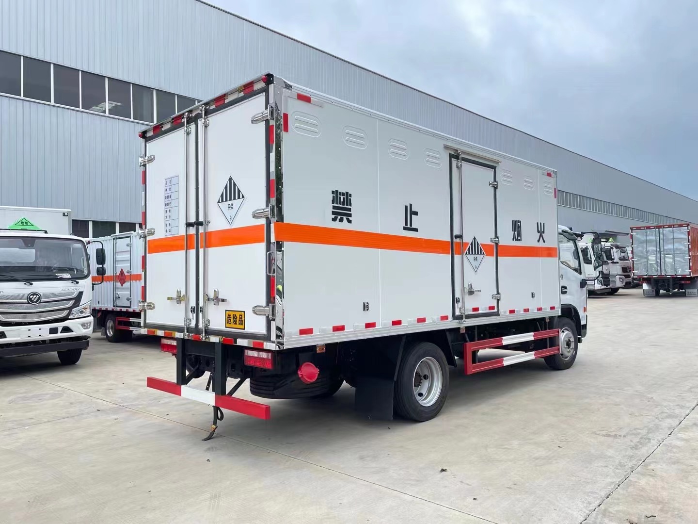 東風5.2米雜項廂式車