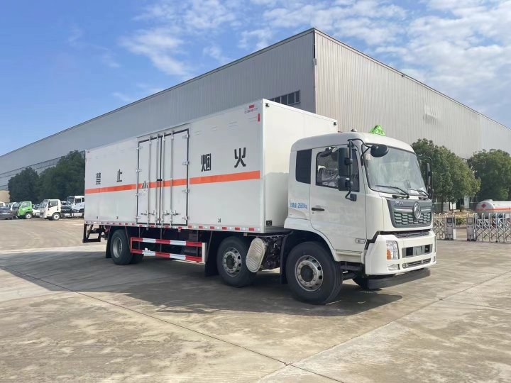 東風天錦8.6米九類危險品廂式車