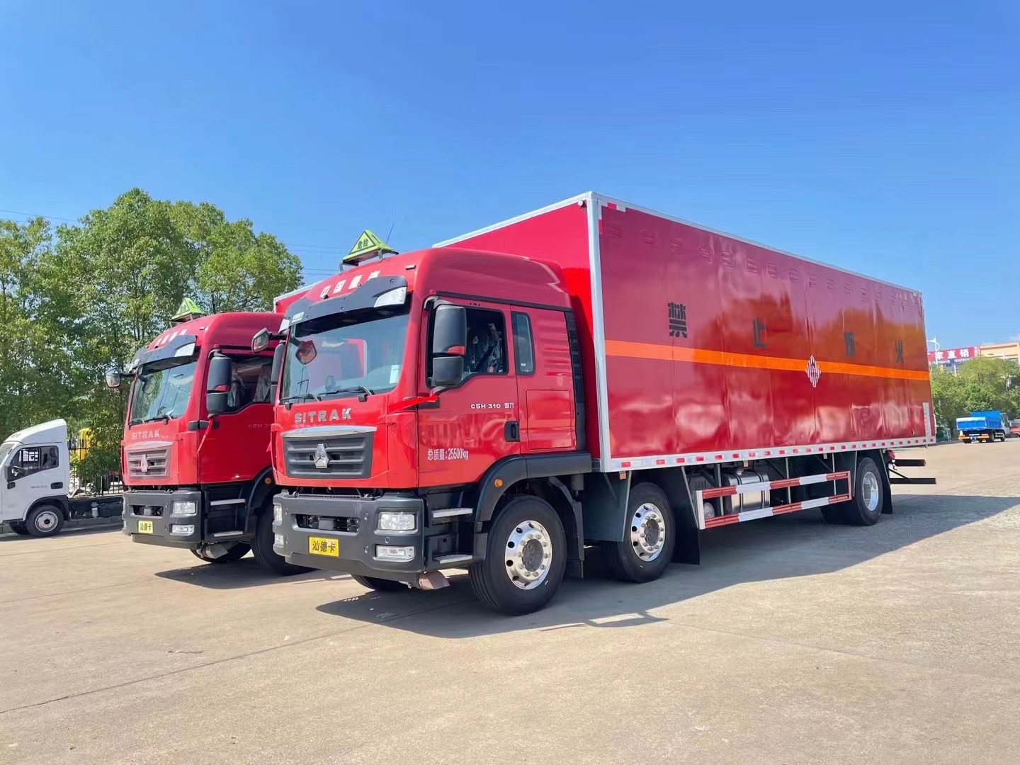 汕德卡9.5米易燃固體廂式運輸車