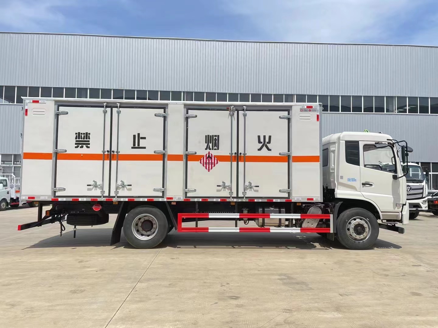 東風天錦（6.2米/6.8米）10噸易燃固體廂式運輸車