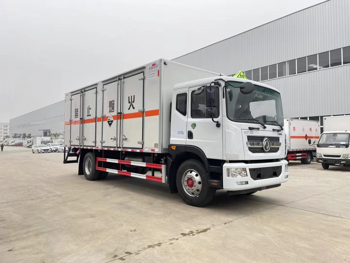 東風多利卡（6.2米/6.8米）腐蝕品廂式車