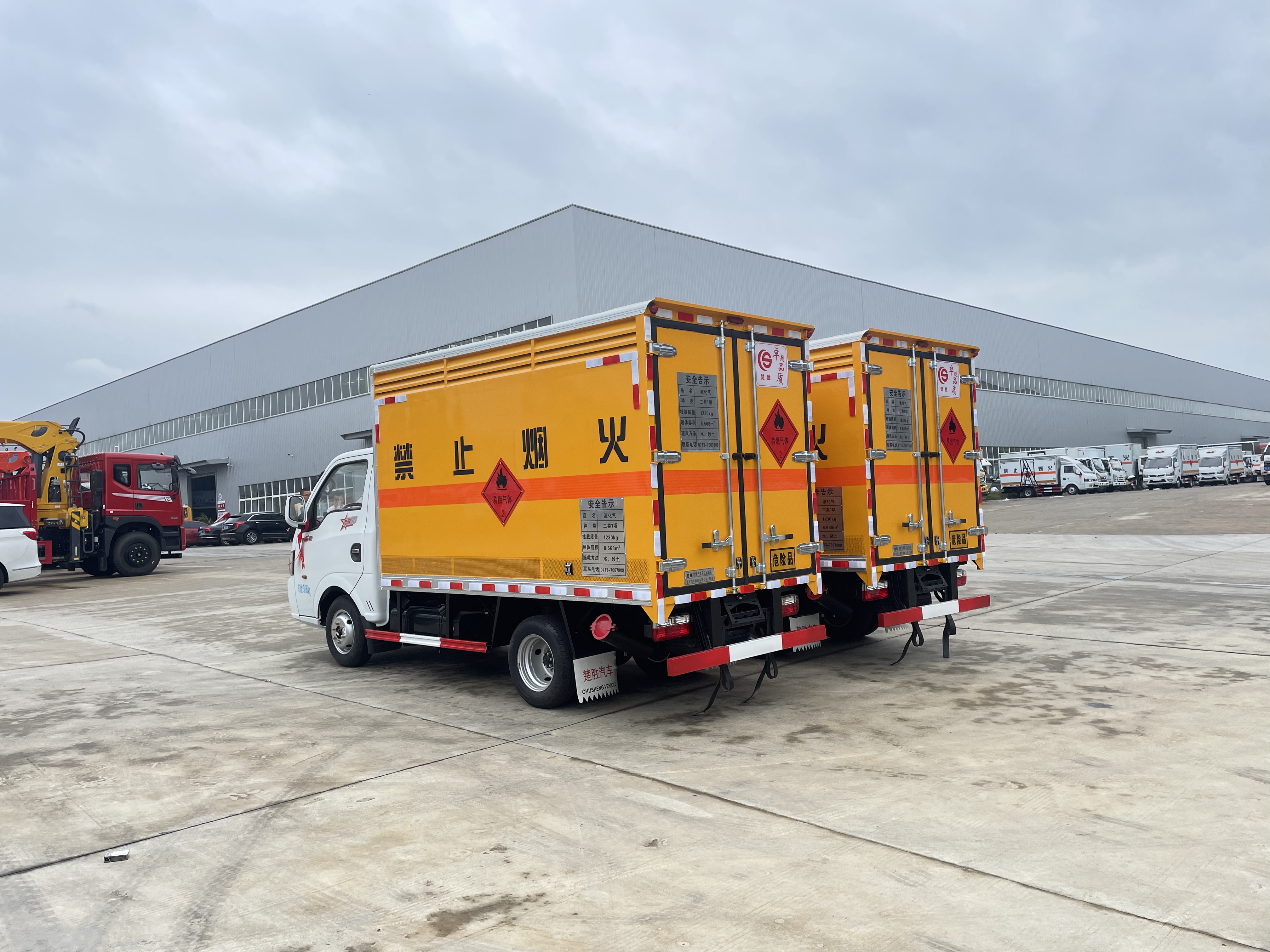 東風途逸汽油版3米易燃氣體廂式車