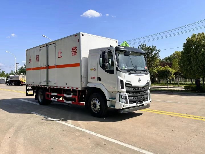 柳汽乘龍6.8米雜項危險物品廂式車
