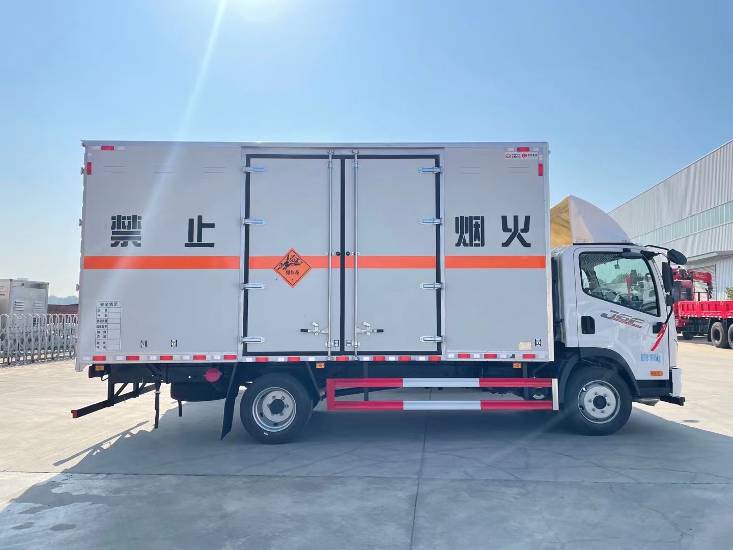 解放5.5米煙花爆竹運輸車