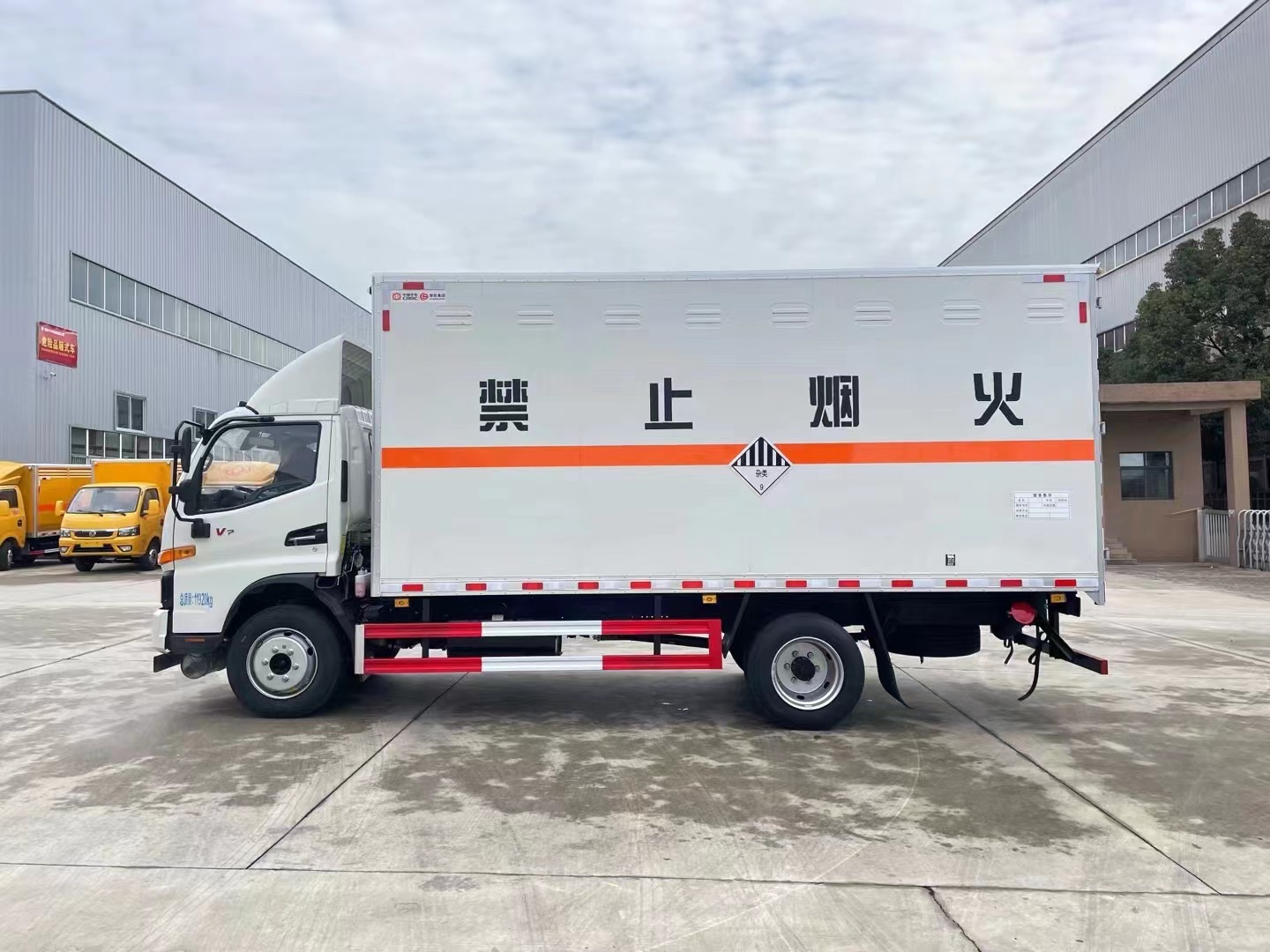 江淮黃牌7.2噸雜項(xiàng)廂式運(yùn)輸車