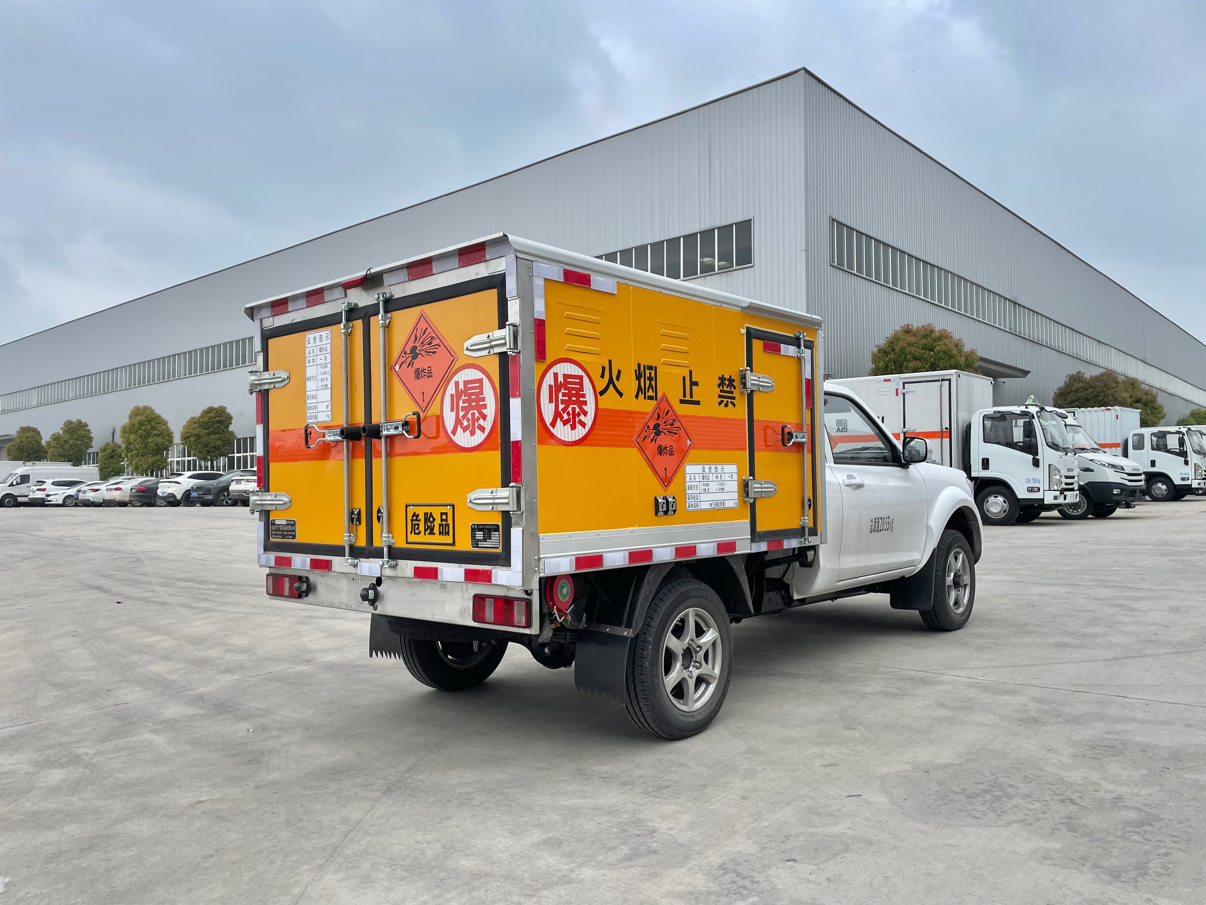 東風日產四驅皮卡炸藥車